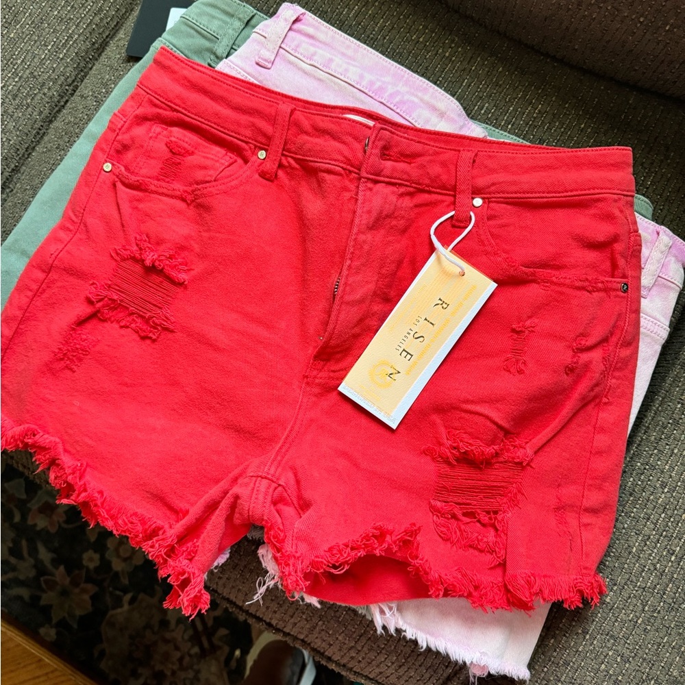 Risen distressed short in red
